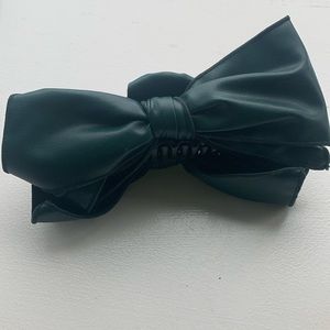 Anthropologie claw clip leather bow green nwot